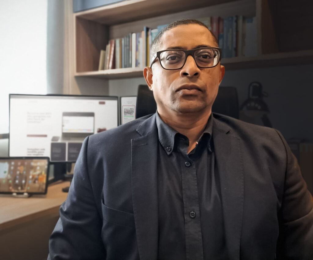 Leonardo Ramos Fundador da Jurysseg gestao em sinistros acessando a plataforma de sinistros e prestando assessoria juridica online para sinistro através de um laptop
